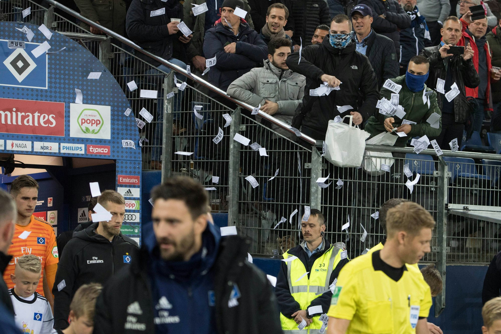 HSV Fans bewerfen die einlaufende Mannschaft mit Spielgeld.