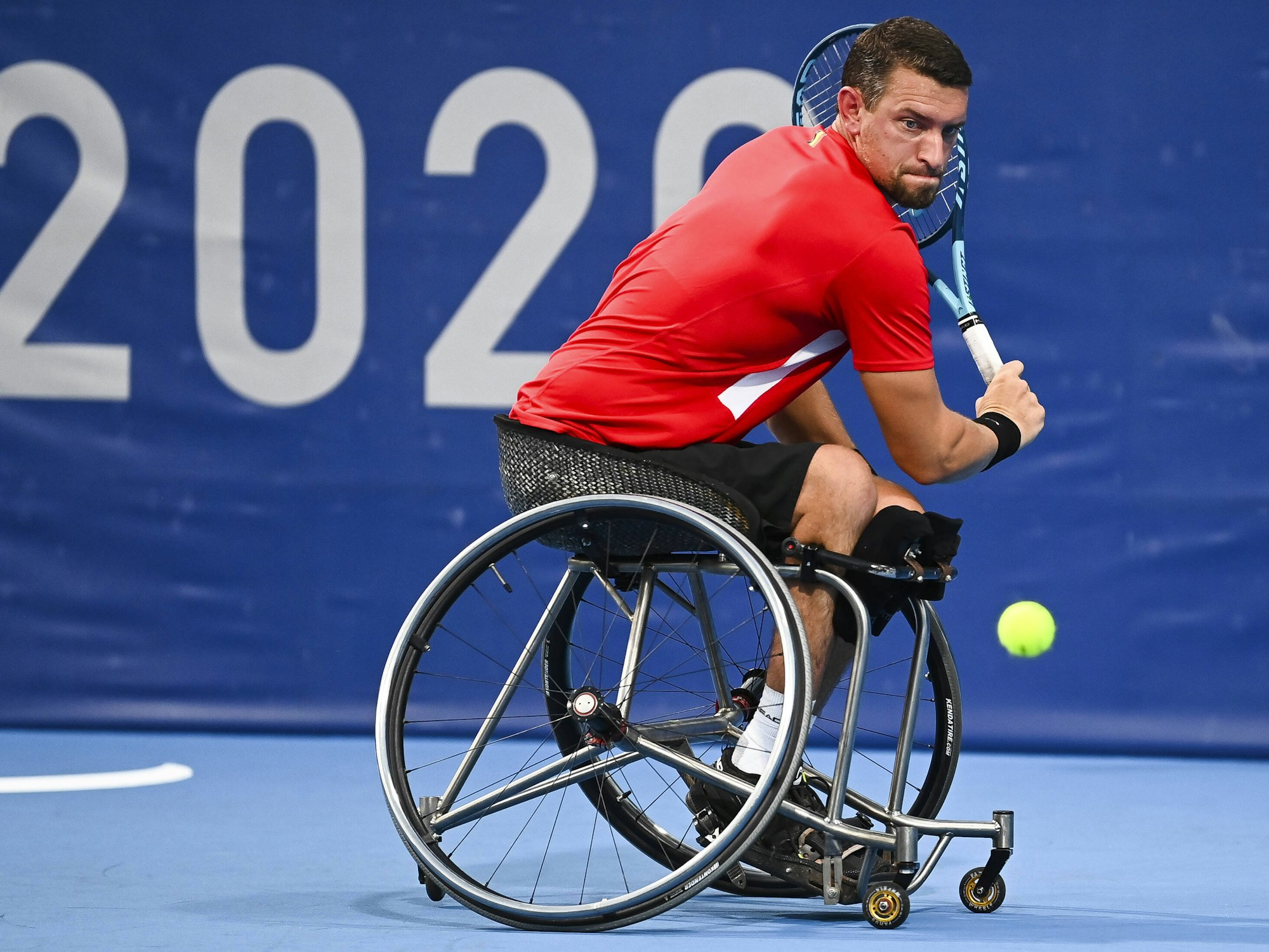 Joachim Gerard sitzt in seinem Rollstuhl und holt zu einem Rückhandschlag aus.