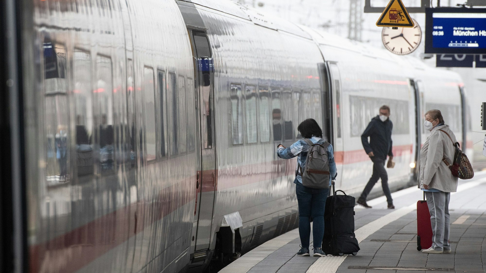 Lokführer-Streik geht auch am Wochenende weiter. Unser Foto (4. September 2021) zeigt Reisende am Hauptbahnhof in Dortmund. Auch der Fernverkehr ist vom Streik betroffen.