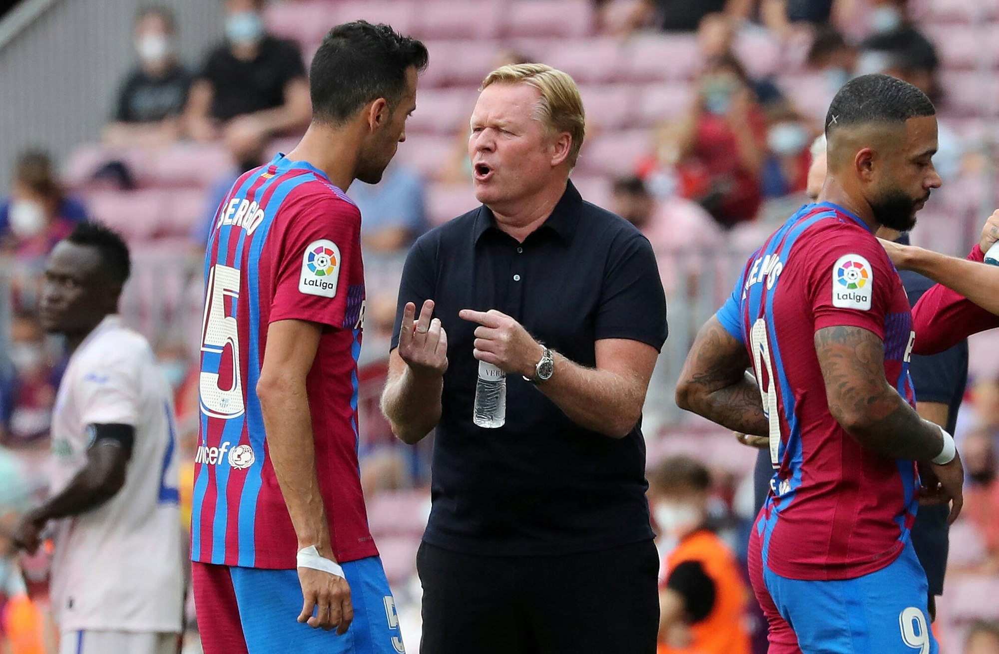 Ronald Koeman spricht mit Sergio Busquets an der Seitenlinie.
