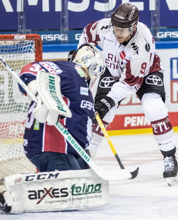 Marcel Müller (r, Kölner Haie) trifft gegen Berlins Torwart Mathias Niederberger.