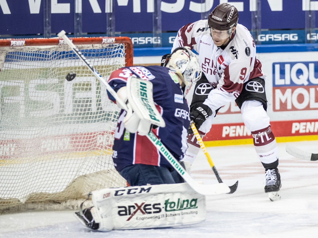 Marcel Müller (r, Kölner Haie) trifft gegen Berlins Torwart Mathias Niederberger.