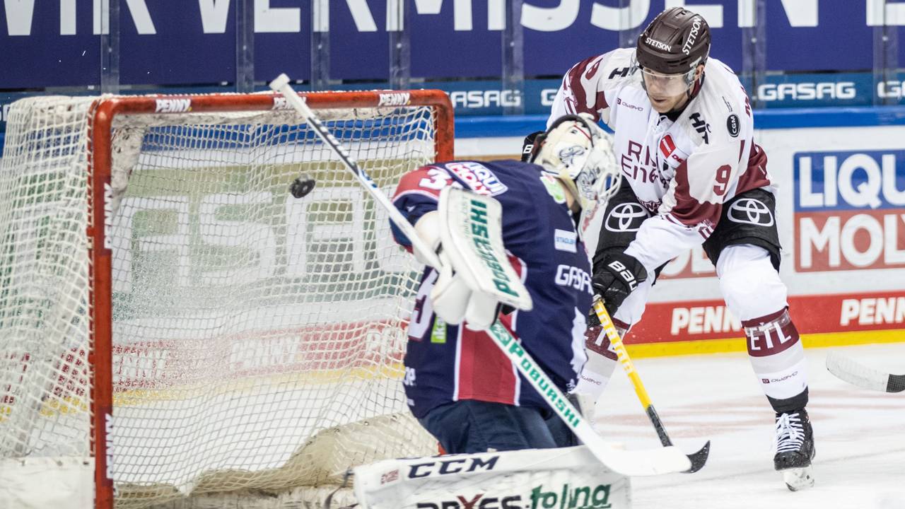 Marcel Müller (r, Kölner Haie) trifft gegen Berlins Torwart Mathias Niederberger.