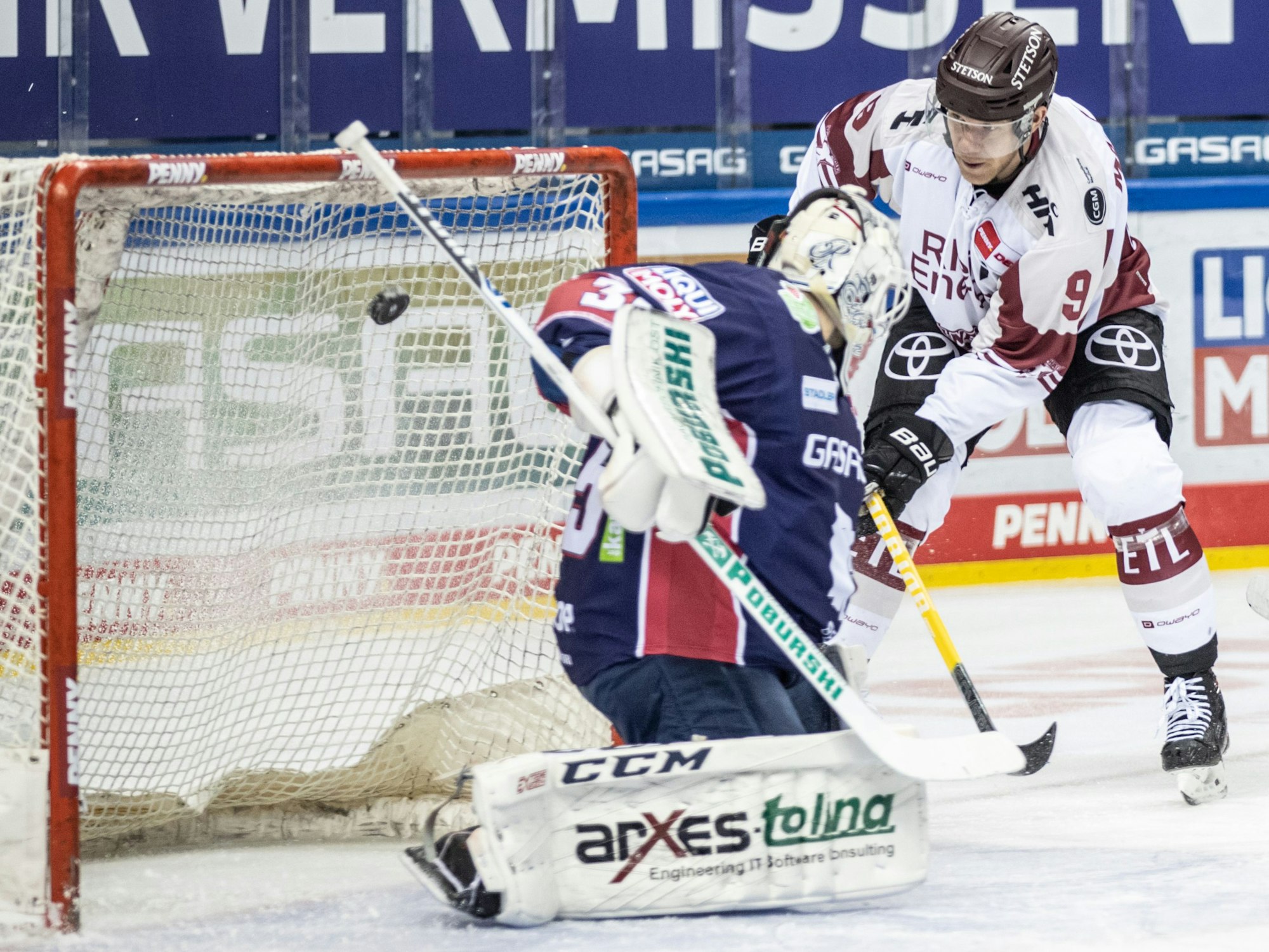 Marcel Müller (r, Kölner Haie) trifft gegen Berlins Torwart Mathias Niederberger.