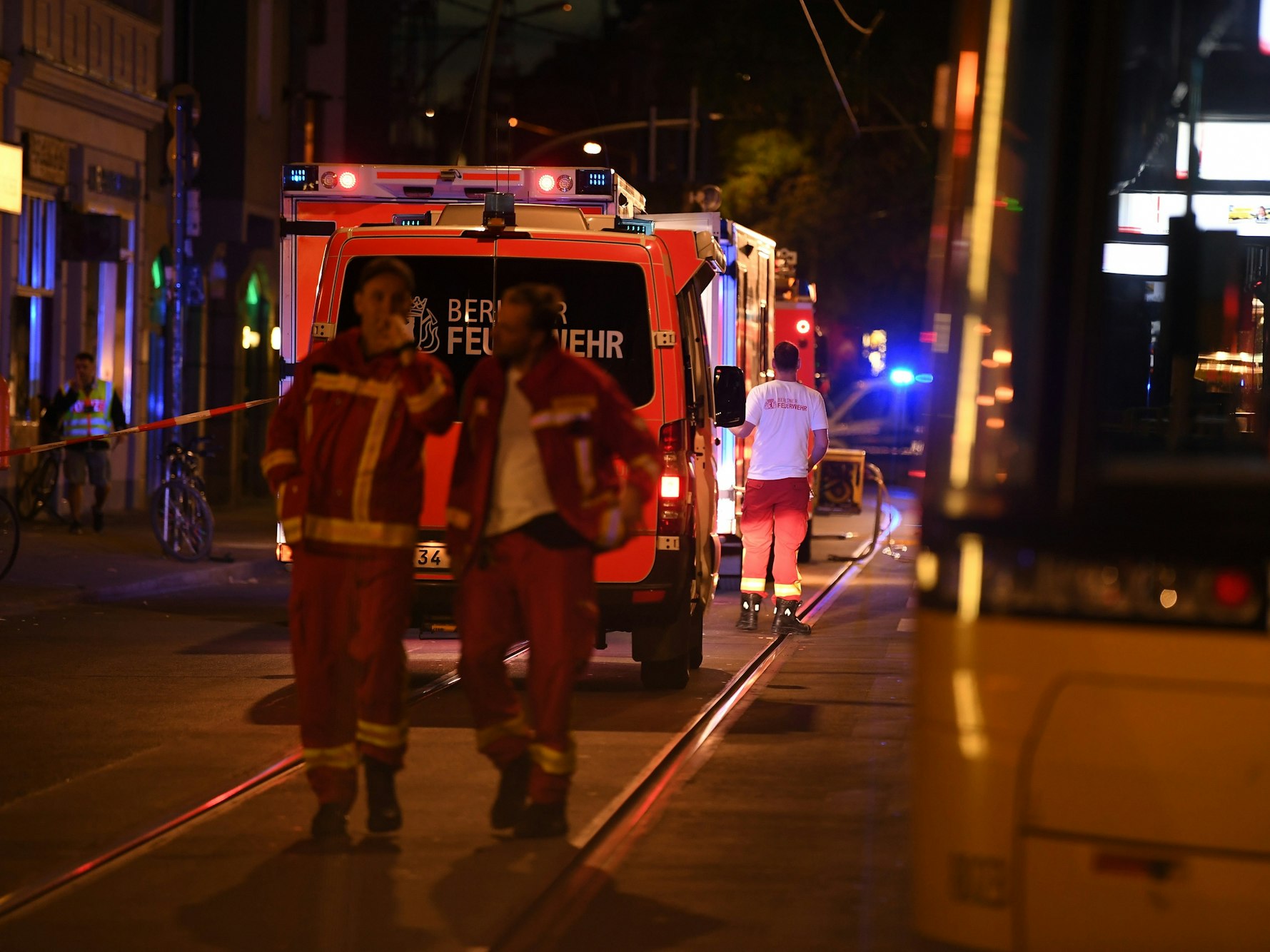 Ein Rettungswagen brachte den Schwerverletzten in ein Krankenhaus (hier ein Symbolfoto von einem Unfall in Berlin).