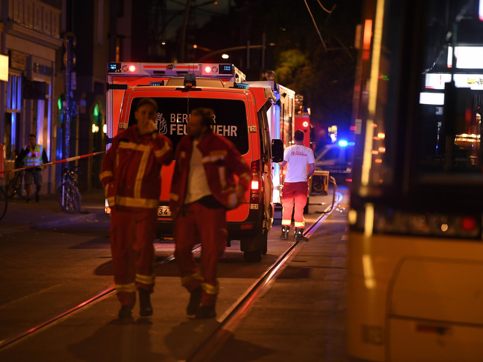 Ein Rettungswagen brachte den Schwerverletzten in ein Krankenhaus (hier ein Symbolfoto von einem Unfall in Berlin).