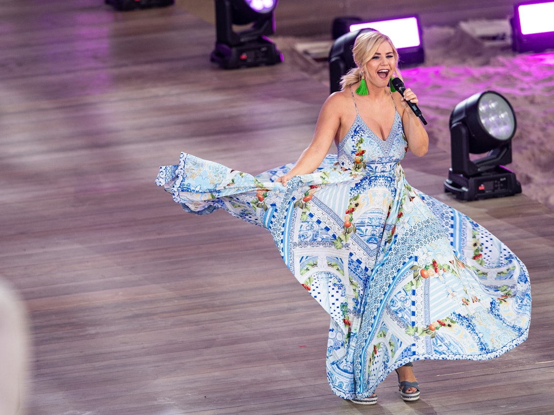Beatrice Egli singt bei der großen Schlagerstrandparty zum 40. Geburtstag von Florian Silbereisen.