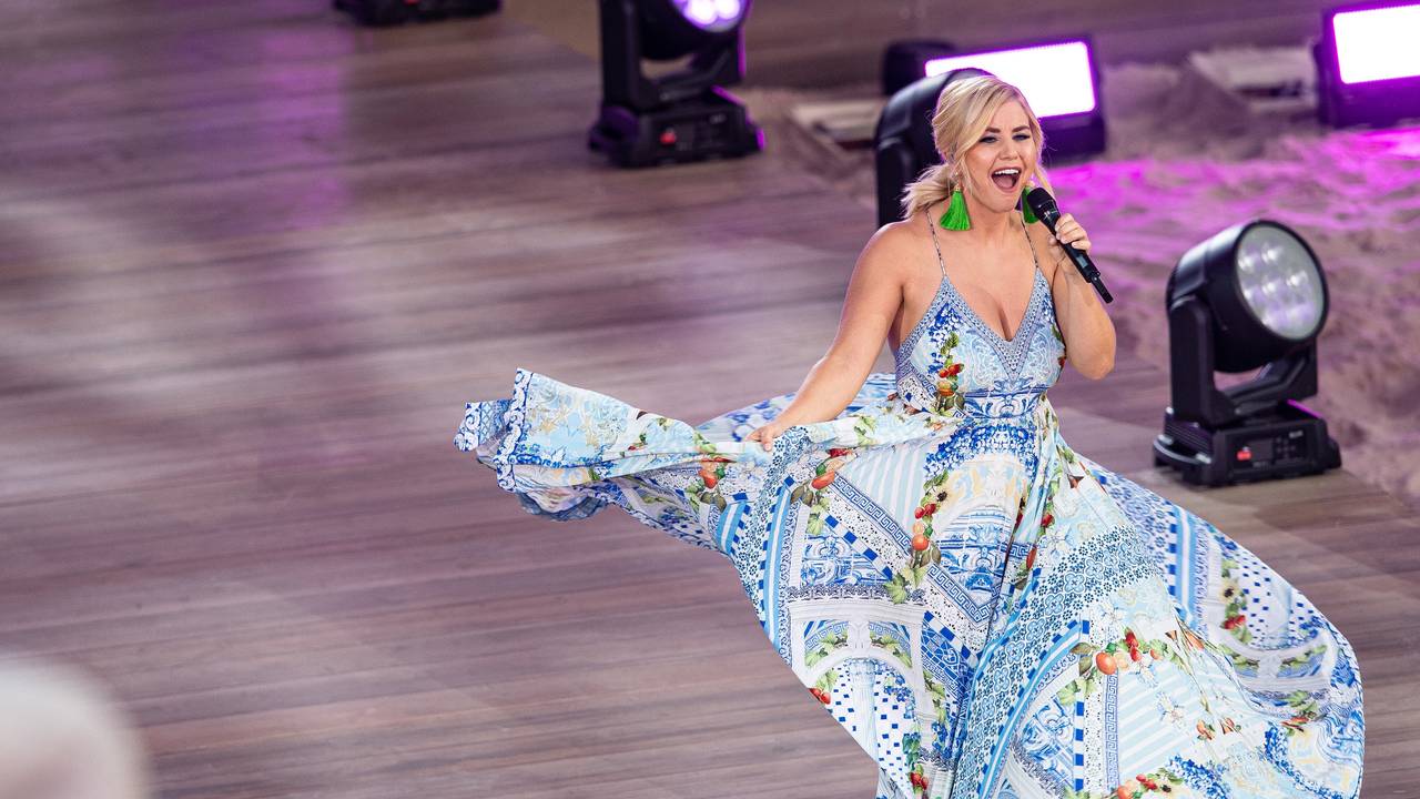 Beatrice Egli singt bei der großen Schlagerstrandparty zum 40. Geburtstag von Florian Silbereisen.