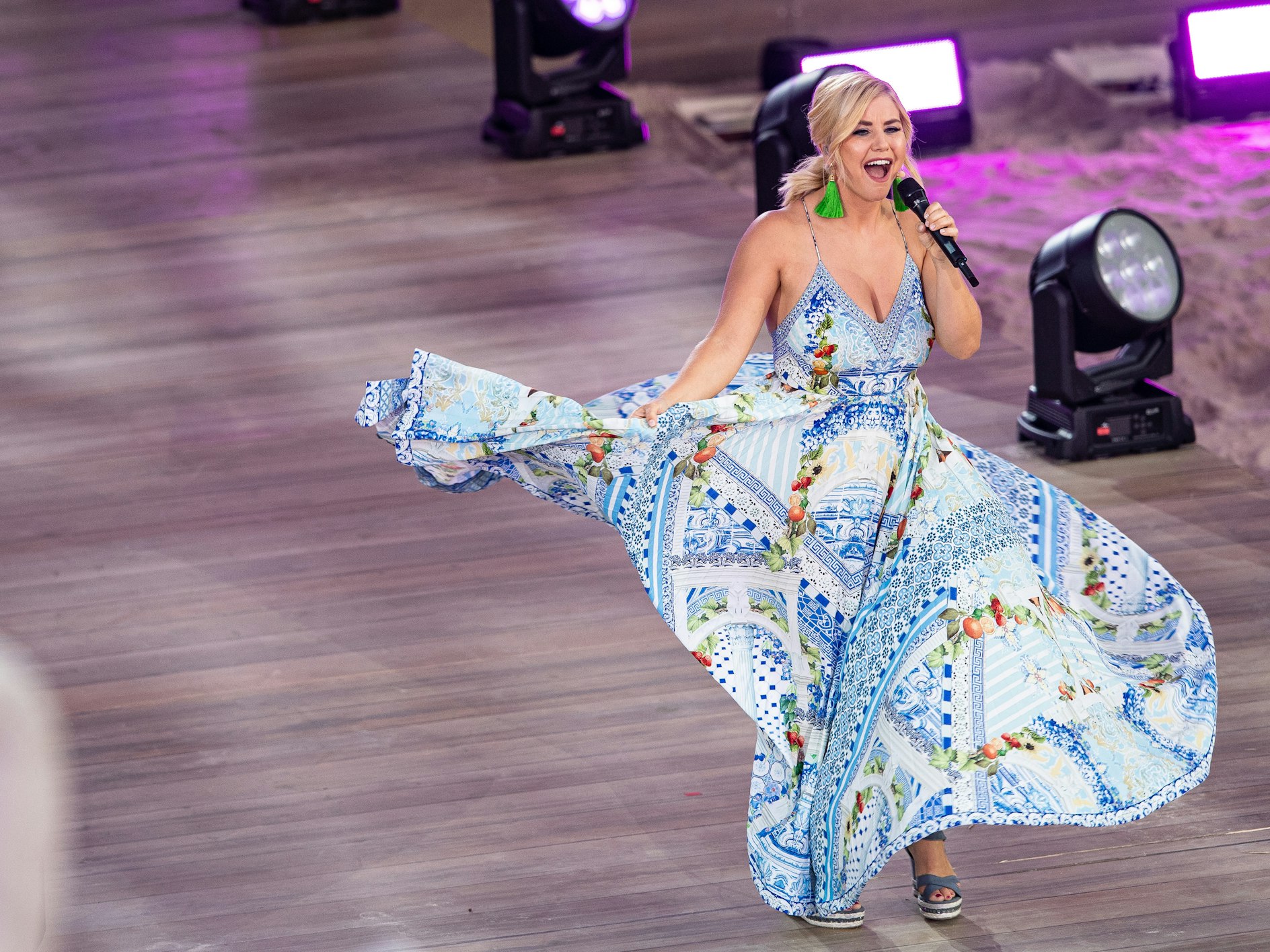 Beatrice Egli singt bei der großen Schlagerstrandparty zum 40. Geburtstag von Florian Silbereisen.