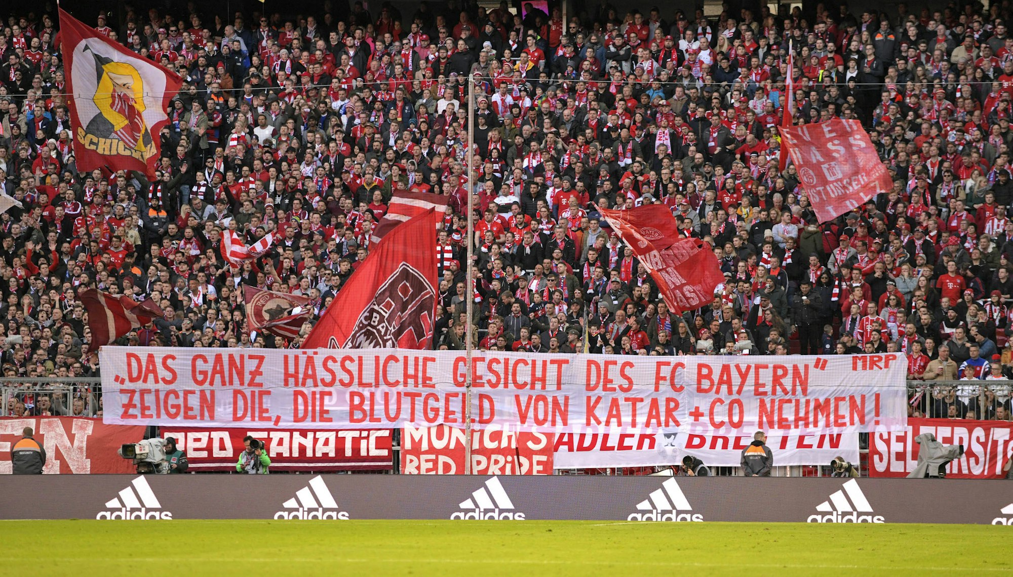 Mit einem Transparent werfen die Bayernfans ihrem Club vor, Blutgeld aus Katar anzunehmen.