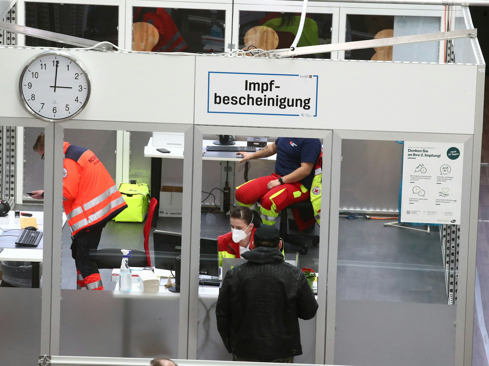 Impfzentrum in Thüringen: Weil er keine Impfbescheinigung bekam, ist ein Mann in Gera ausgerastet. Impfen lassen wollte er sich aber nicht.