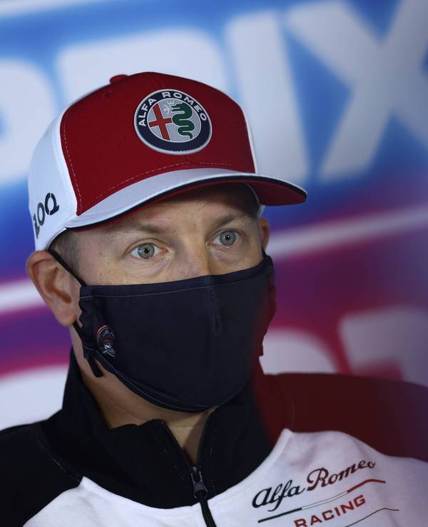 Kimi Räikkönen mit Kappe und Maske.