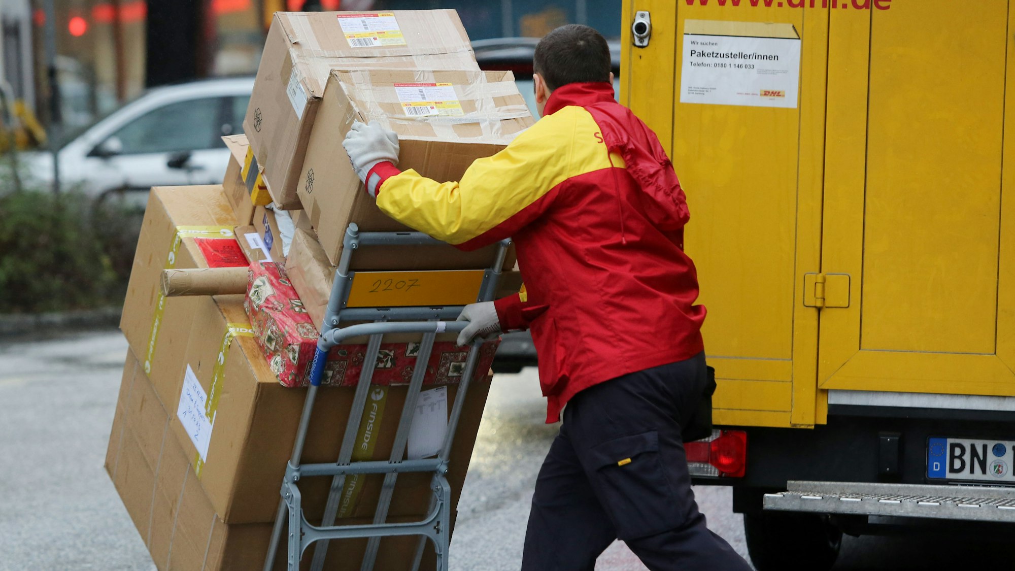 Die Notiz eines DHL-Fahrers (hier ein Symbolfoto von 2014) sorgt im Netz für Furore.