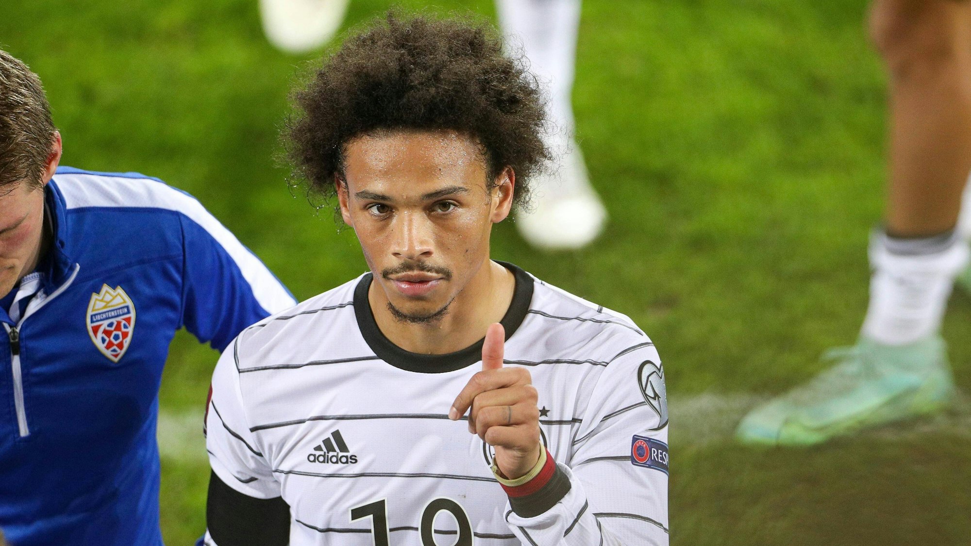 Leroy Sané geht in St. Gallen vom Feld und hebt den Daumen Richtung Tribüne.