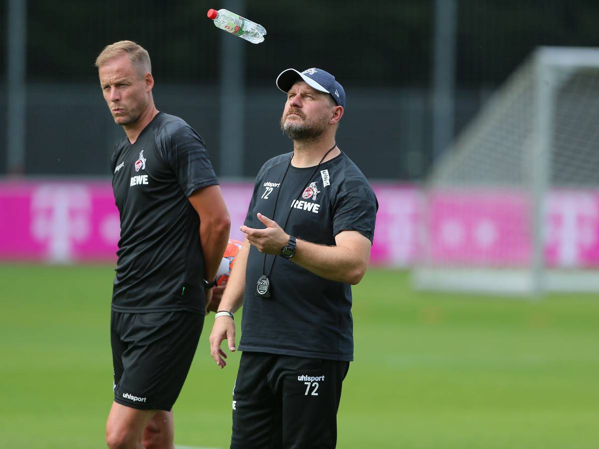 Kevin McKenna und Steffen Baumgart während des Trainings beim 1. FC Köln