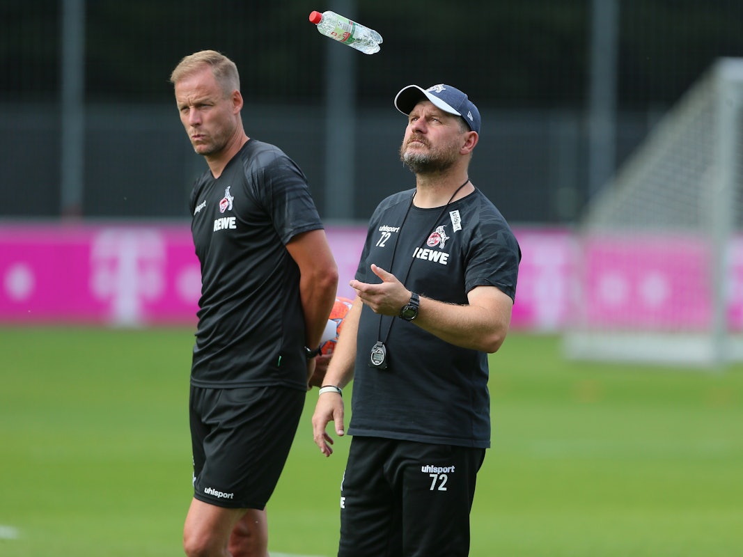 Kevin McKenna und Steffen Baumgart während des Trainings beim 1. FC Köln