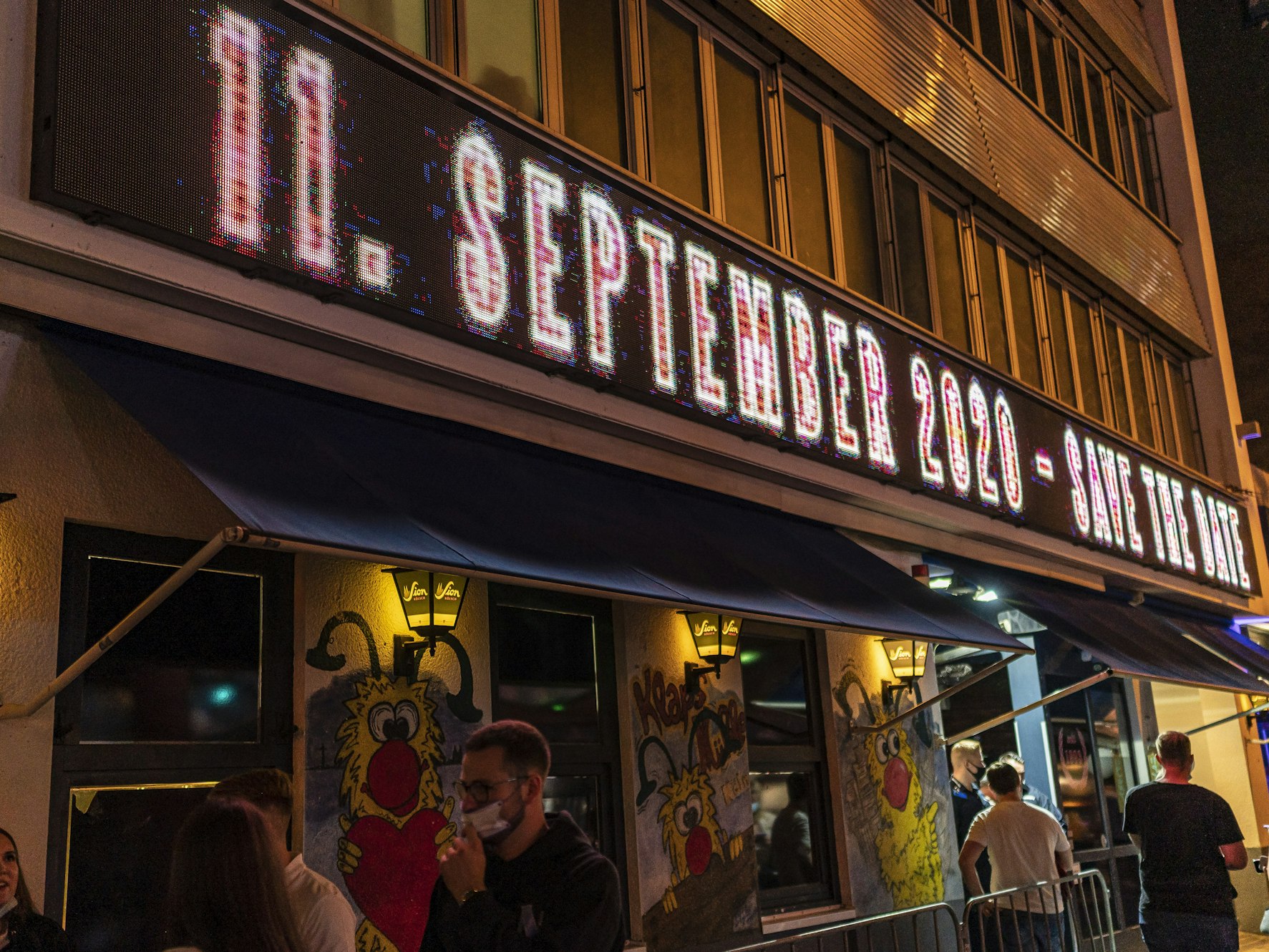 Wartende Gäste stehen vor der Klapsmühle in Köln.