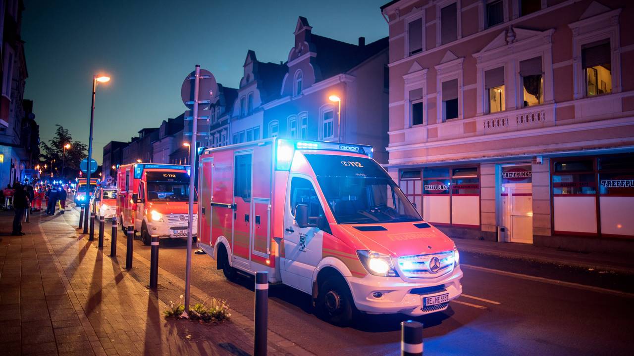 Der junge Mann musste mit lebensgefährlichen Verletzungen in ein Krankenhaus gebracht werden.