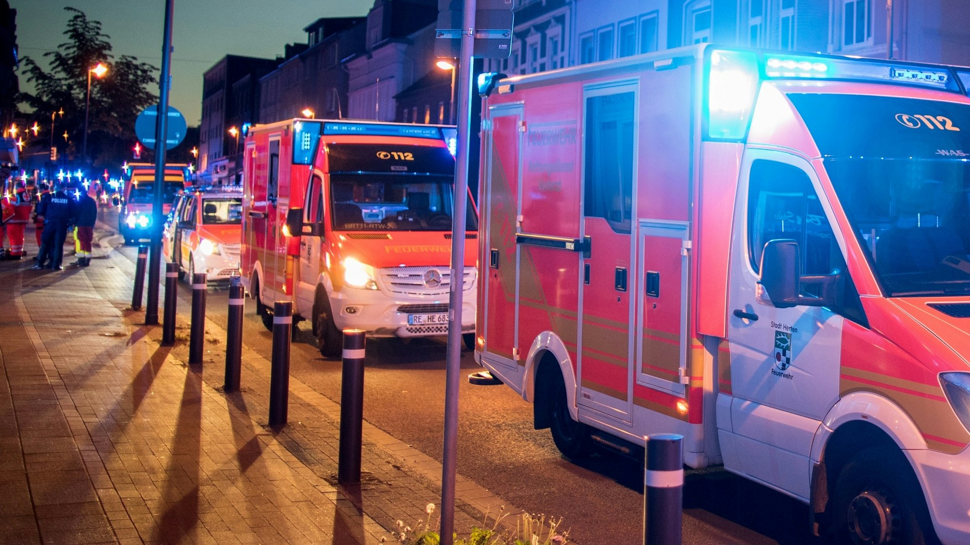 Der junge Mann musste mit lebensgefährlichen Verletzungen in ein Krankenhaus gebracht werden.