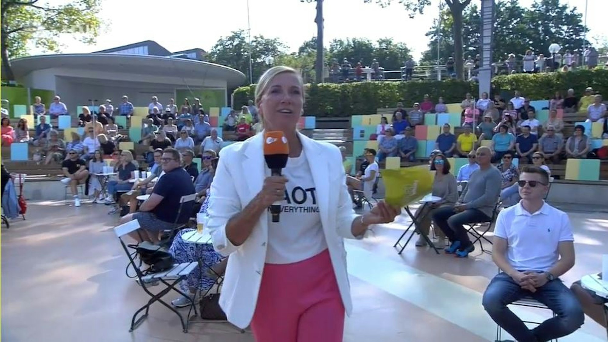 Andrea Kiewel moderiert den ZDF-Fernsehgarten am 5.9.2021 +++ Screenshot zur Berichterstattung erstellt