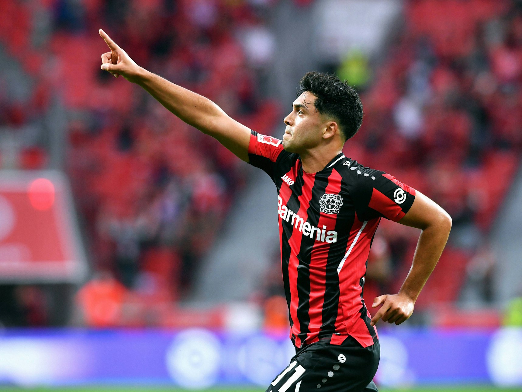 Amiri jubelt und streckt dabei seinen Zeigefinger nach vorne.