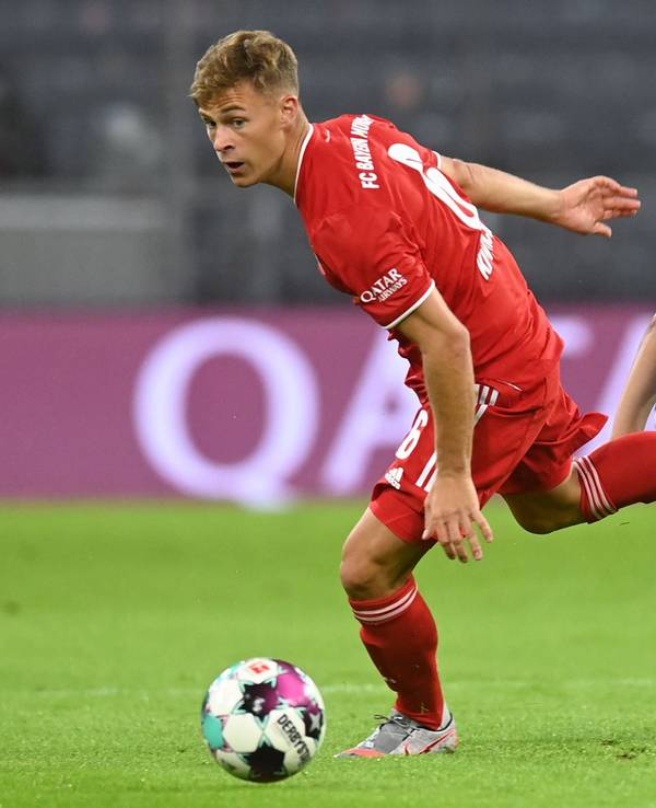 Joshua Kimmich (l) und Schalkes Amine Harit in Aktion.