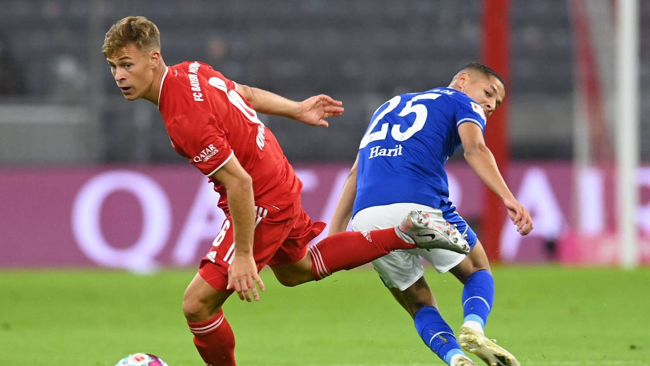 Joshua Kimmich (l) und Schalkes Amine Harit in Aktion.
