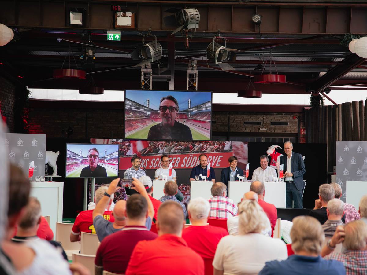 Der Vorstand des 1. FC Köln – unter anderem Präsident Werner Wolf (2.v.r.) und Vize Carsten Wettich (3.v.r.) – diskutierte am Sonntag (5. September 2021) mit Fan-Vertretern und Experten zum Thema Investoren.