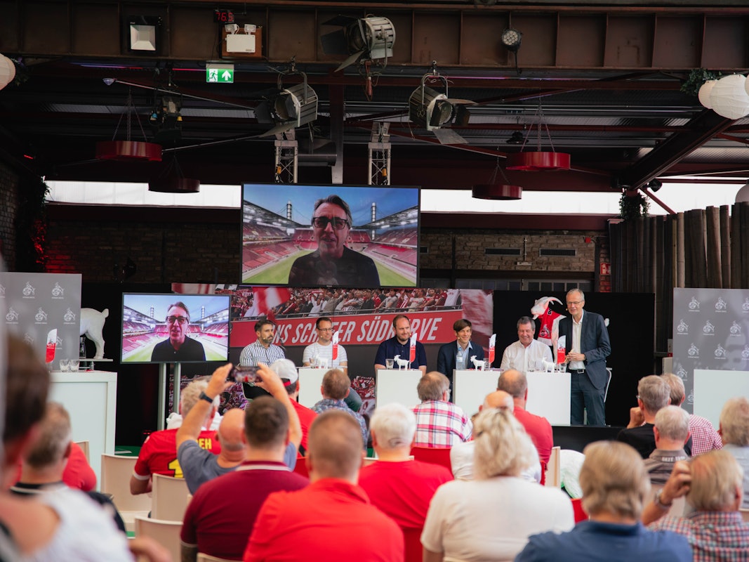Der Vorstand des 1. FC Köln – unter anderem Präsident Werner Wolf (2.v.r.) und Vize Carsten Wettich (3.v.r.) – diskutierte am Sonntag (5. September 2021) mit Fan-Vertretern und Experten zum Thema Investoren.