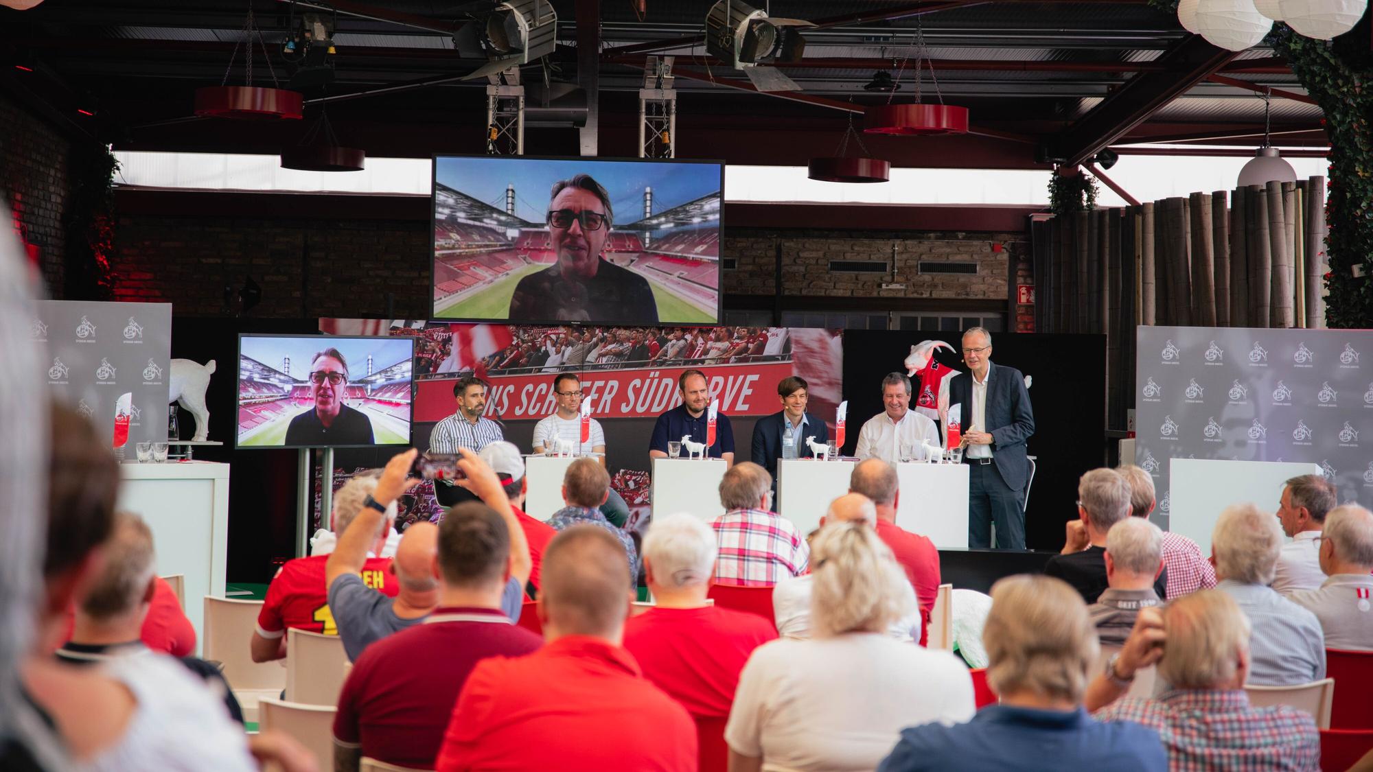 Der Vorstand des 1. FC Köln – unter anderem Präsident Werner Wolf (2.v.r.) und Vize Carsten Wettich (3.v.r.) – diskutierte am Sonntag (5. September 2021) mit Fan-Vertretern und Experten zum Thema Investoren.