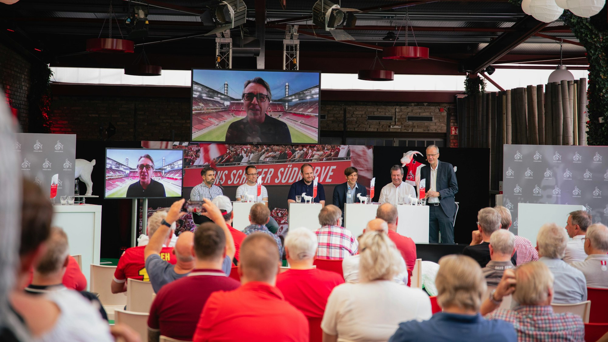 Der Vorstand des 1. FC Köln – unter anderem Präsident Werner Wolf (2.v.r.) und Vize Carsten Wettich (3.v.r.) – diskutierte am Sonntag (5. September 2021) mit Fan-Vertretern und Experten zum Thema Investoren.