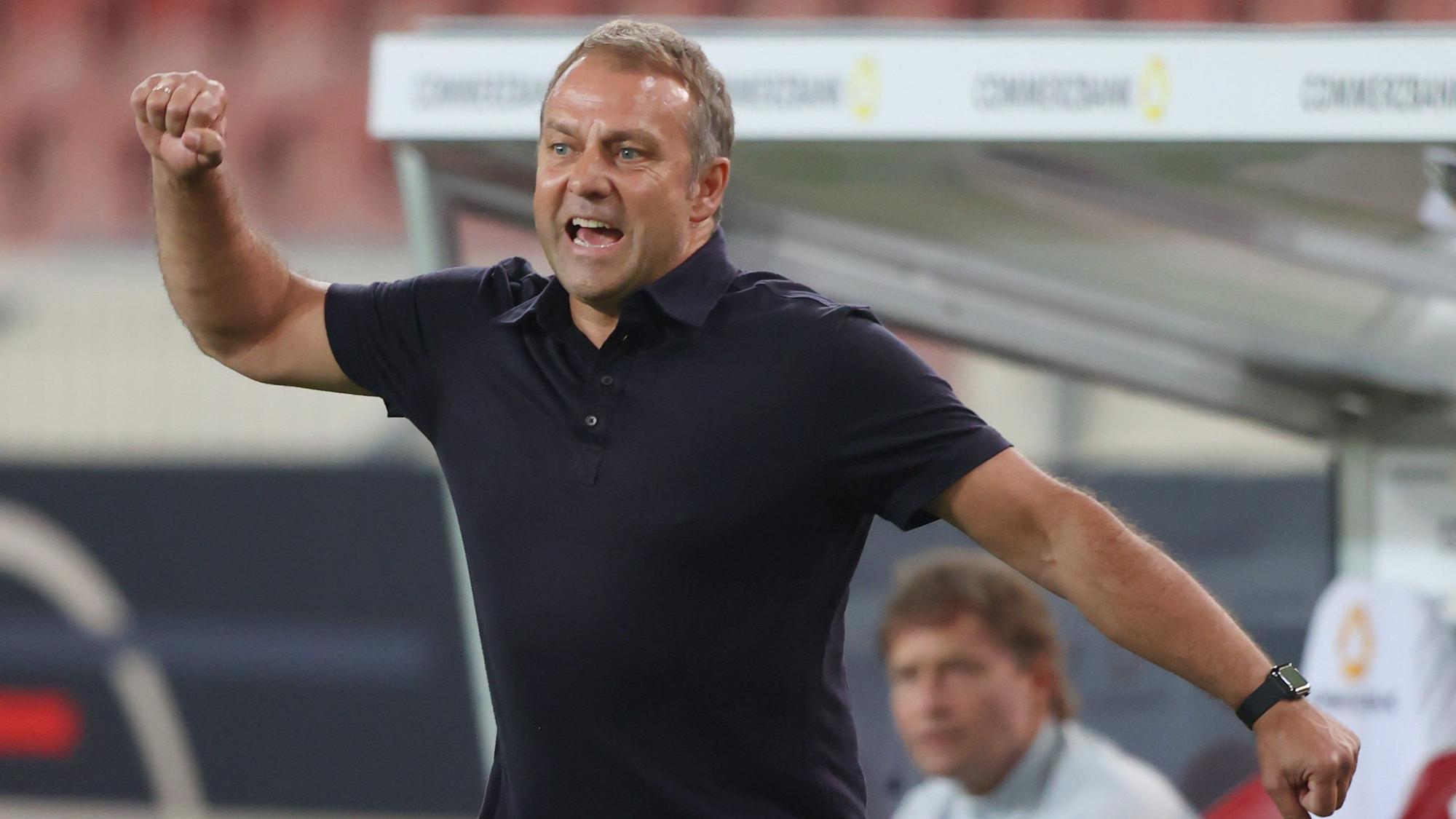 Hansi Flick jubelt an der Seitenlinie nach einem Tor seiner Spieler.