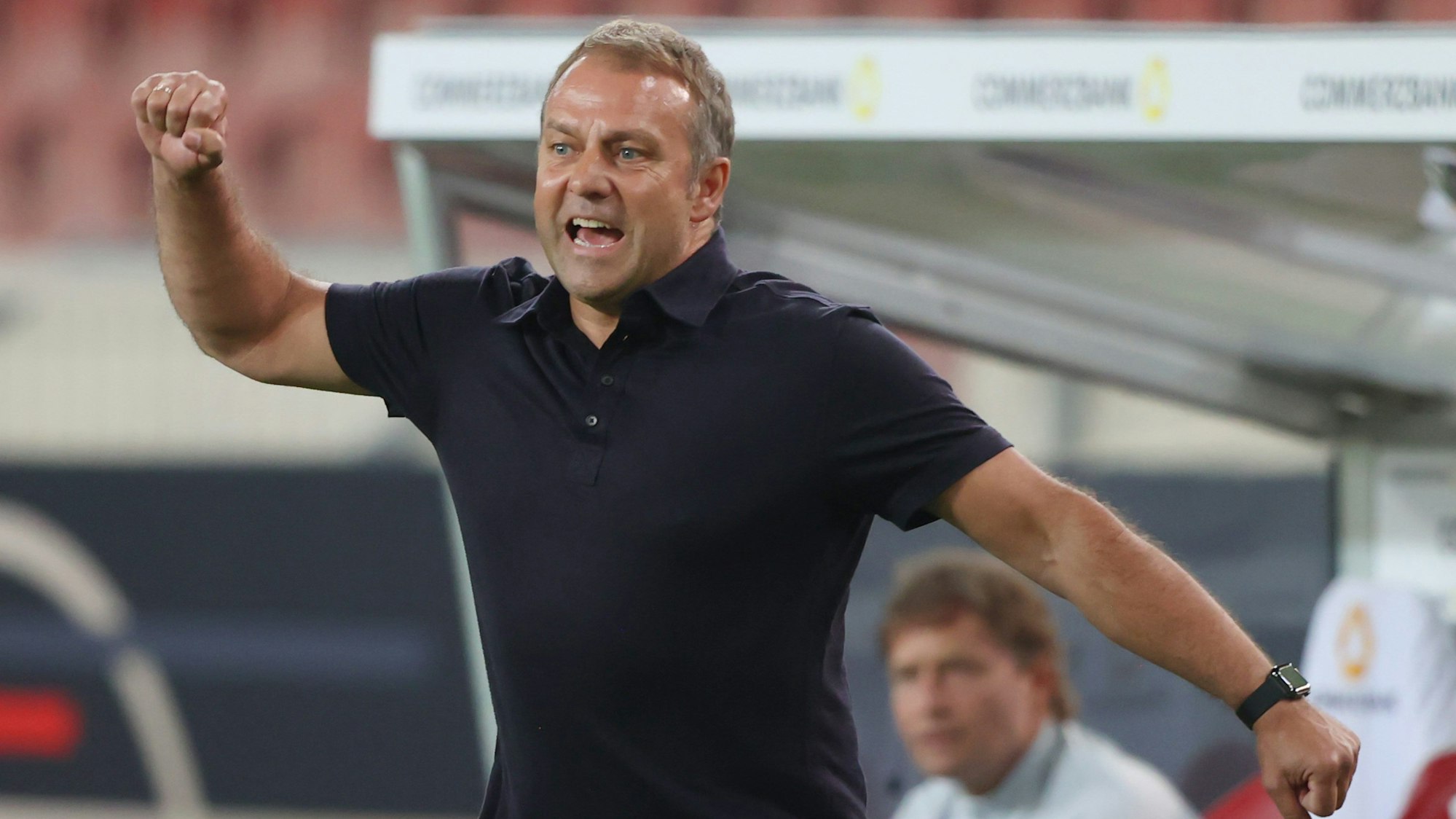 Hansi Flick jubelt an der Seitenlinie nach einem Tor seiner Spieler.