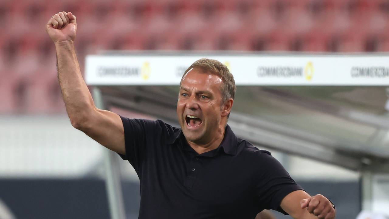 Bundestrainer Hansi Flick jubelt nach einem Tor seiner Mannschaft.