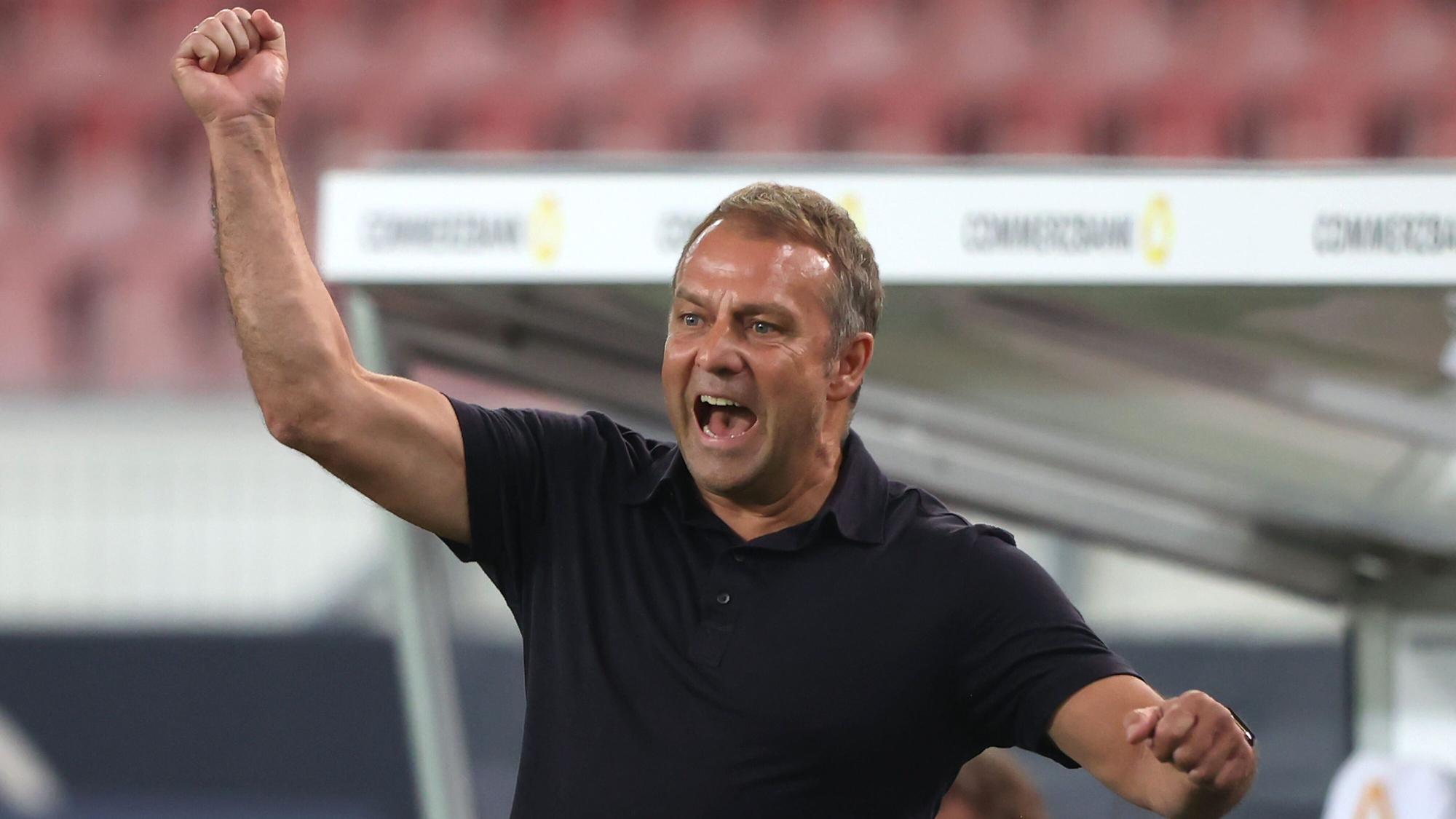Bundestrainer Hansi Flick jubelt nach einem Tor seiner Mannschaft.