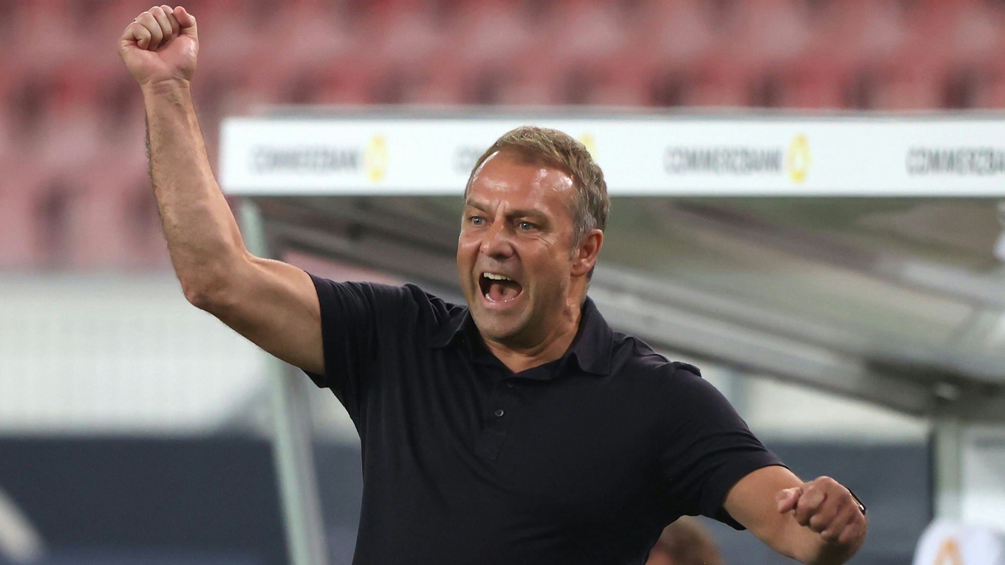 Bundestrainer Hansi Flick jubelt nach einem Tor seiner Mannschaft.