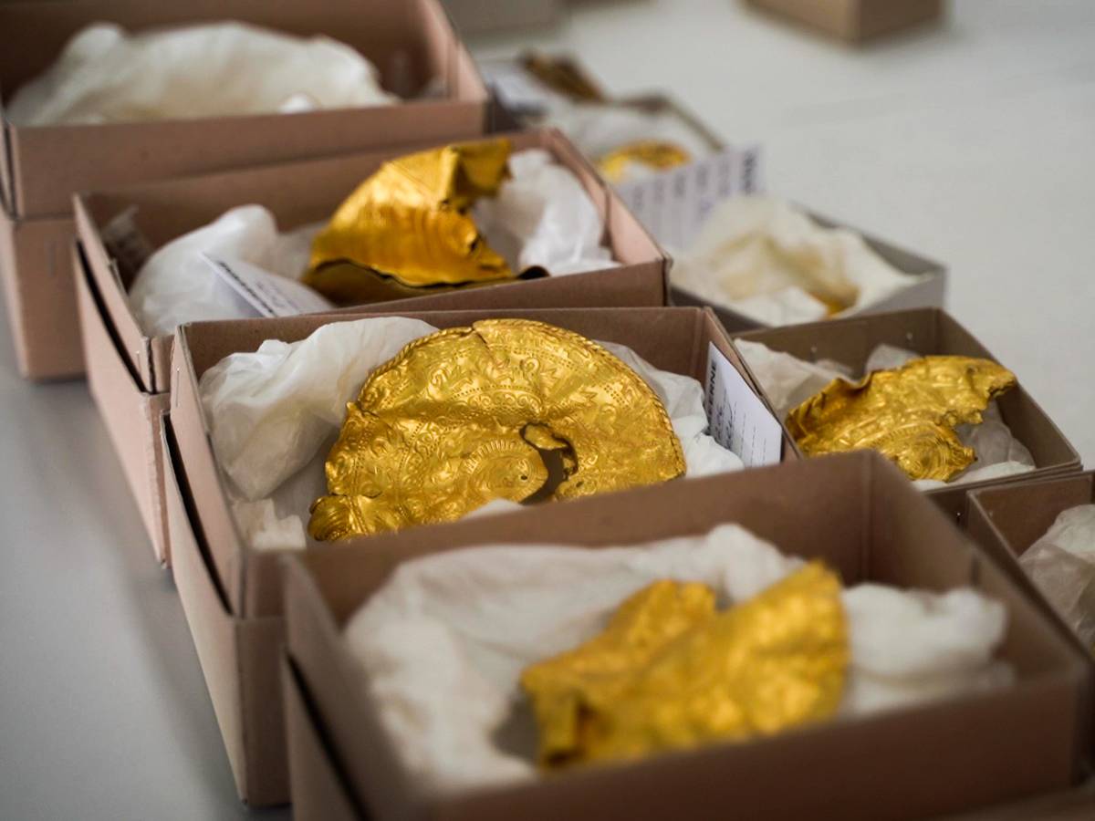 Goldschatz in Dänemark entdeckt: Dieser Fund (siehe Foto) ist etwas ganz Besonderes. Er besteht aus 22 Teilen und stammt wohl aus dem 5. Jahrhundert.