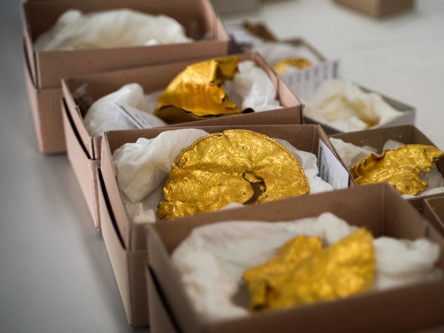 Goldschatz in Dänemark entdeckt: Dieser Fund (siehe Foto) ist etwas ganz Besonderes. Er besteht aus 22 Teilen und stammt wohl aus dem 5. Jahrhundert.