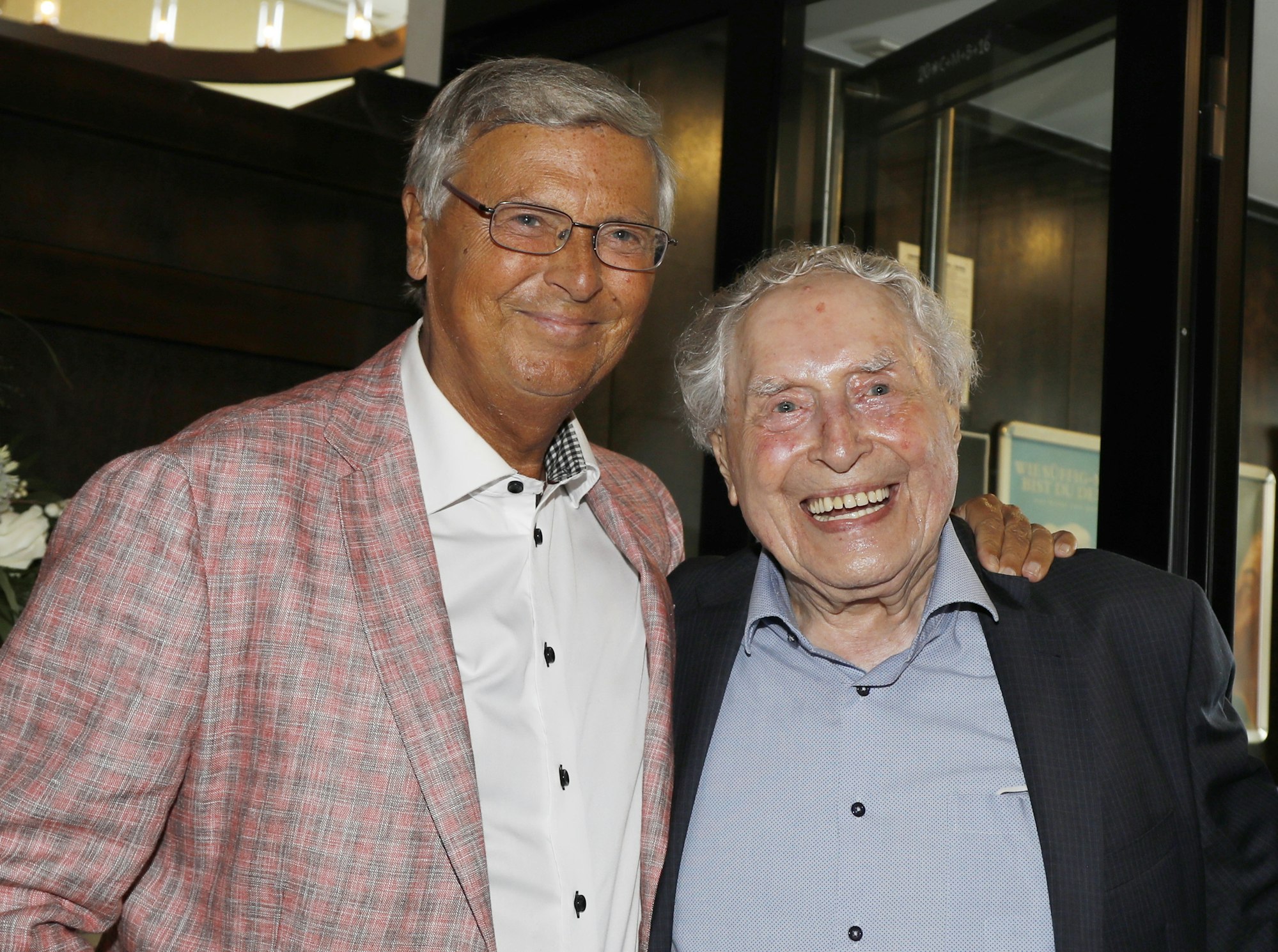 Wolfgang Bosbach und Ludwig Sebus schauen in die Kamera und lächeln.