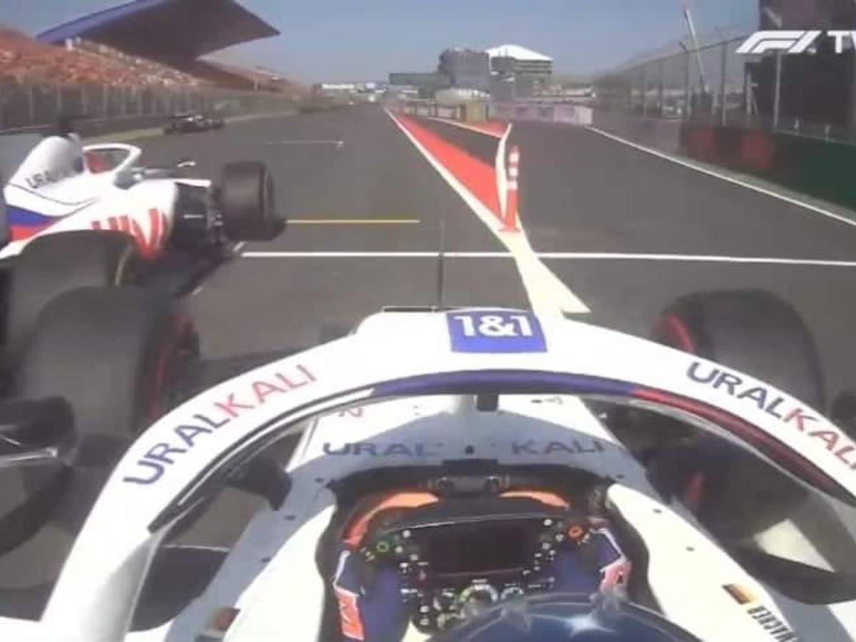 Haas-Russe Nikita Mazepin drängt Mick Schumacher am Ende der 1. Runde Richtung Boxenmauer.