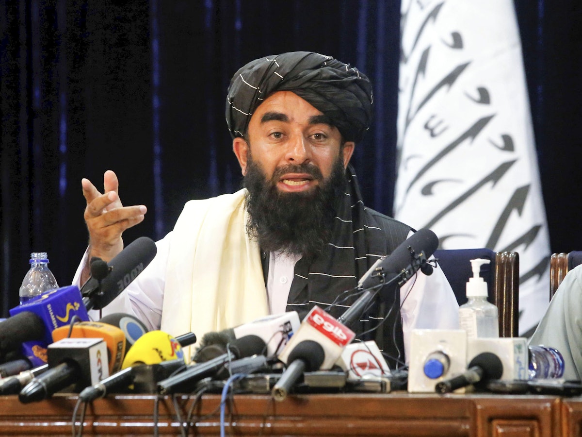 Taliban-Sprecher Sabiullah Mudschahid auf einer ersten Pressekonferenz in Kabul (18. August 2021). Jetzt stellen die Taliban auch Forderungen an Deutschland.