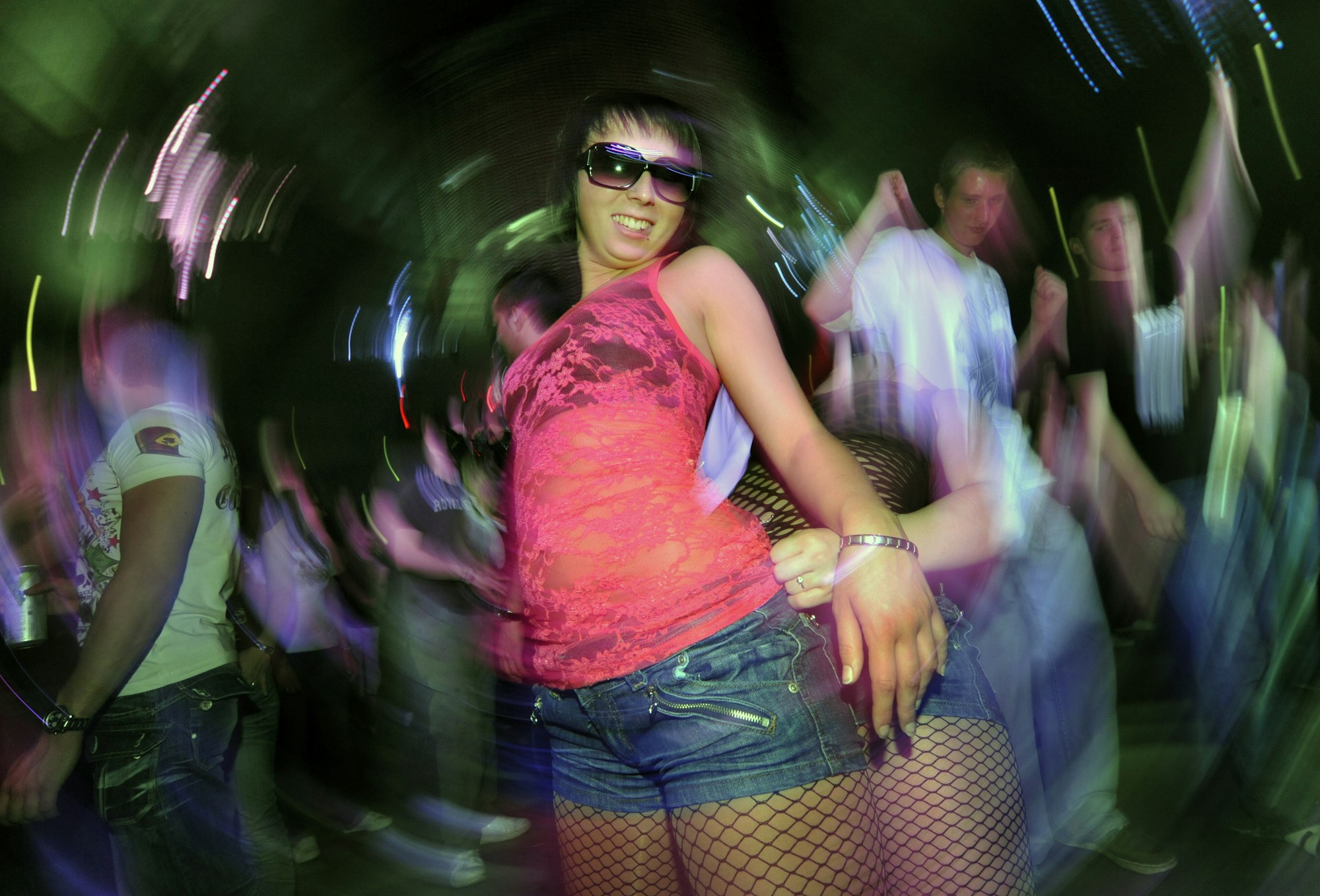Illegale Party an der NRW-Grenze: Die Polizei löste eine solche Veranstaltung jetzt auf. Zu sehen ist: Techno-Fans tanzen am 2009 auf der Mayday in der Westfalenhalle Dortmund.
