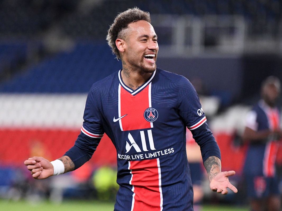 Neymar im Trikot von Paris strahlt.