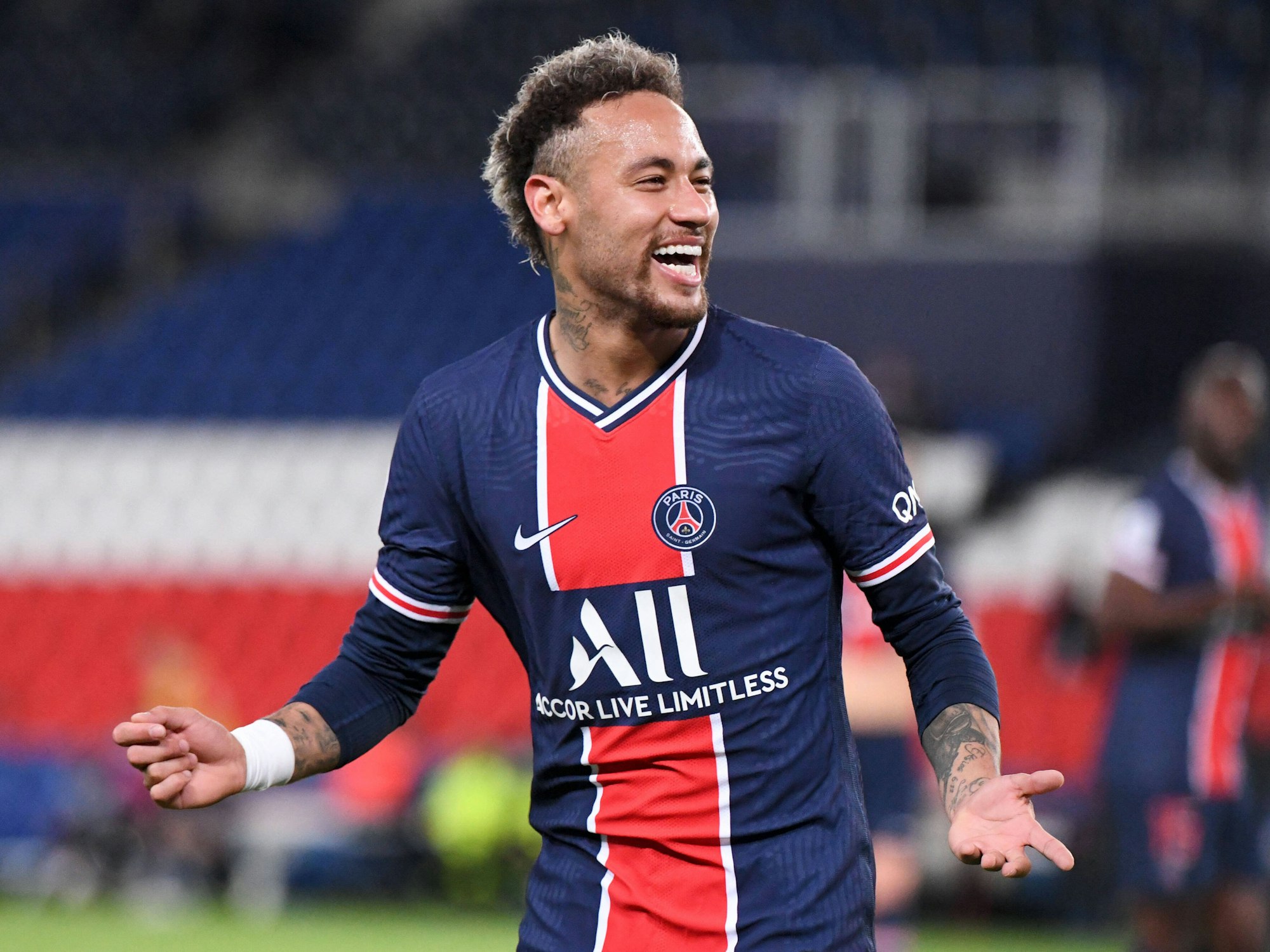 Neymar im Trikot von Paris strahlt.
