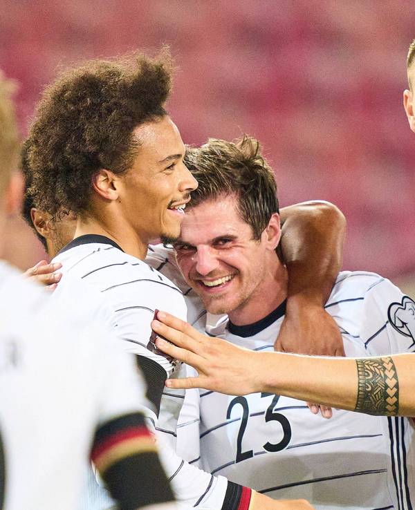 Die deutschen Spieler feiern das Tor von Jonas Hofmann.