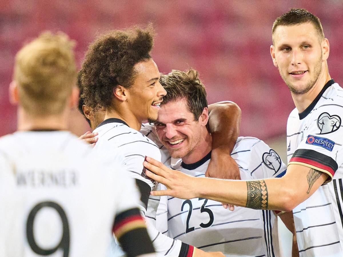 Die deutschen Spieler feiern das Tor von Jonas Hofmann.