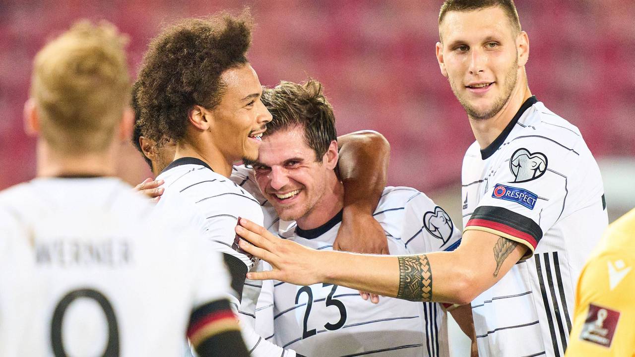 Die deutschen Spieler feiern das Tor von Jonas Hofmann.