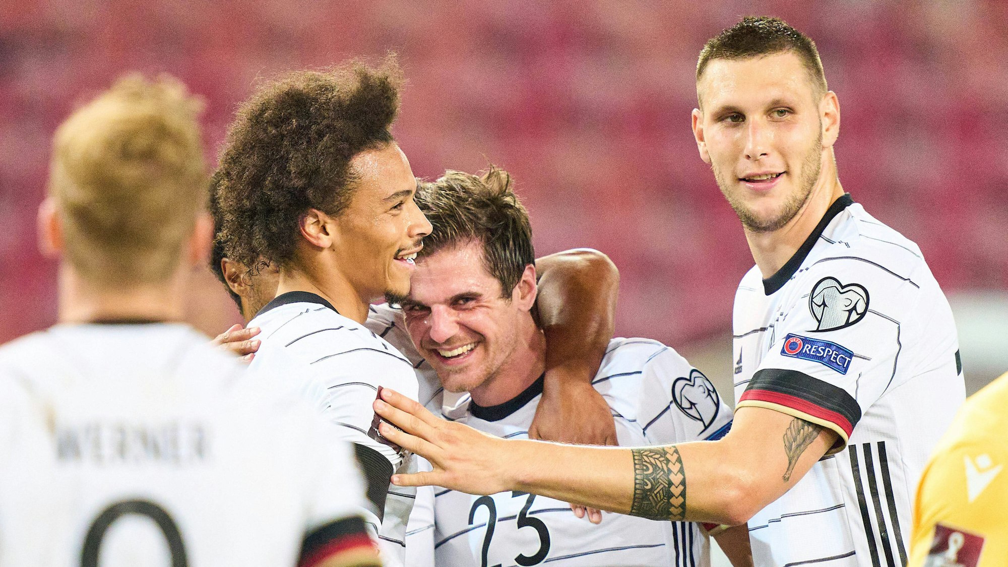 Die deutschen Spieler feiern das Tor von Jonas Hofmann.