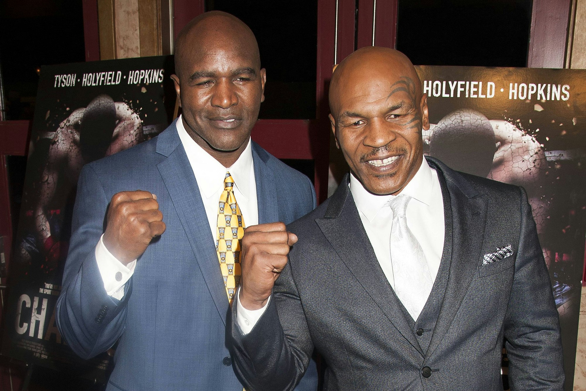 Evander Holyfield und Mike Tyson ballen die Fäuste.