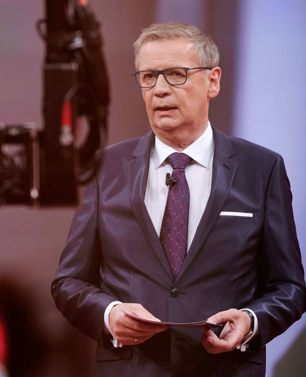 Der Moderator Günther Jauch steht beim RTL Jahresrückblick "Menschen, Bilder, Emotionen" 2020" im Studio. (zu dpa: "Günther Jauch: Ich lasse mich impfen - egal mit welchem Impfstoff") +++ dpa-Bildfunk +++